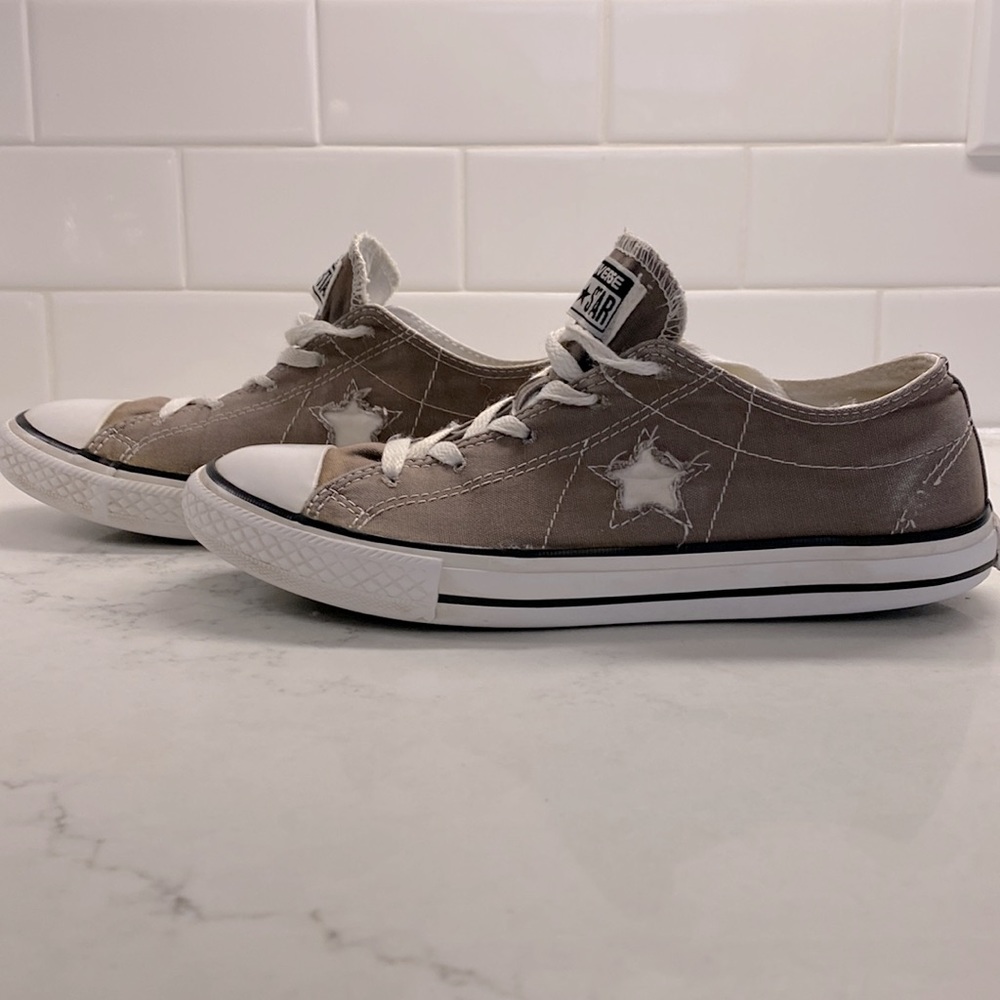 Converse One Star Low Top Women’s Size 8 or Youth Big Kid Size 6